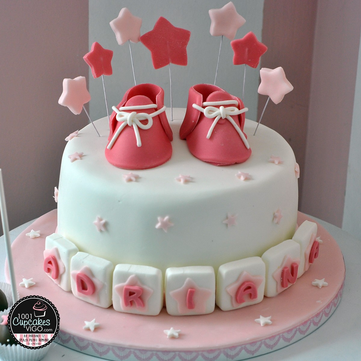 tarta-bautizo-modelado-patucos.jpg