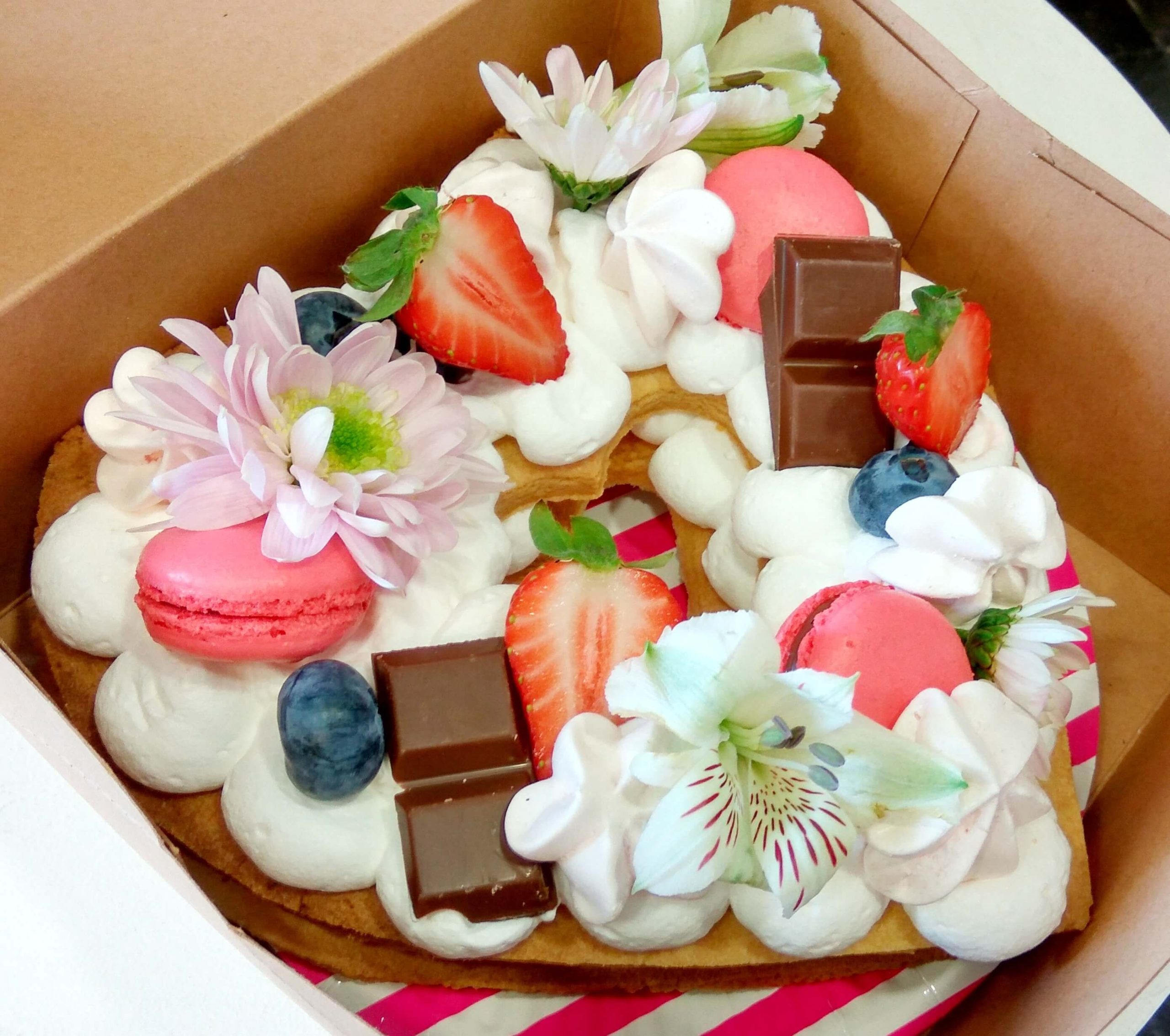 tarta-de-bizcocho-con-chocolates-y-frutos-del-bosque-1.jpg