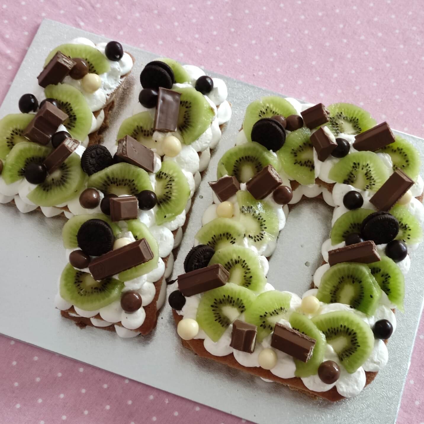 tarta-de-bizcocho-con-chocolates-y-frutos-del-bosque-12.jpg