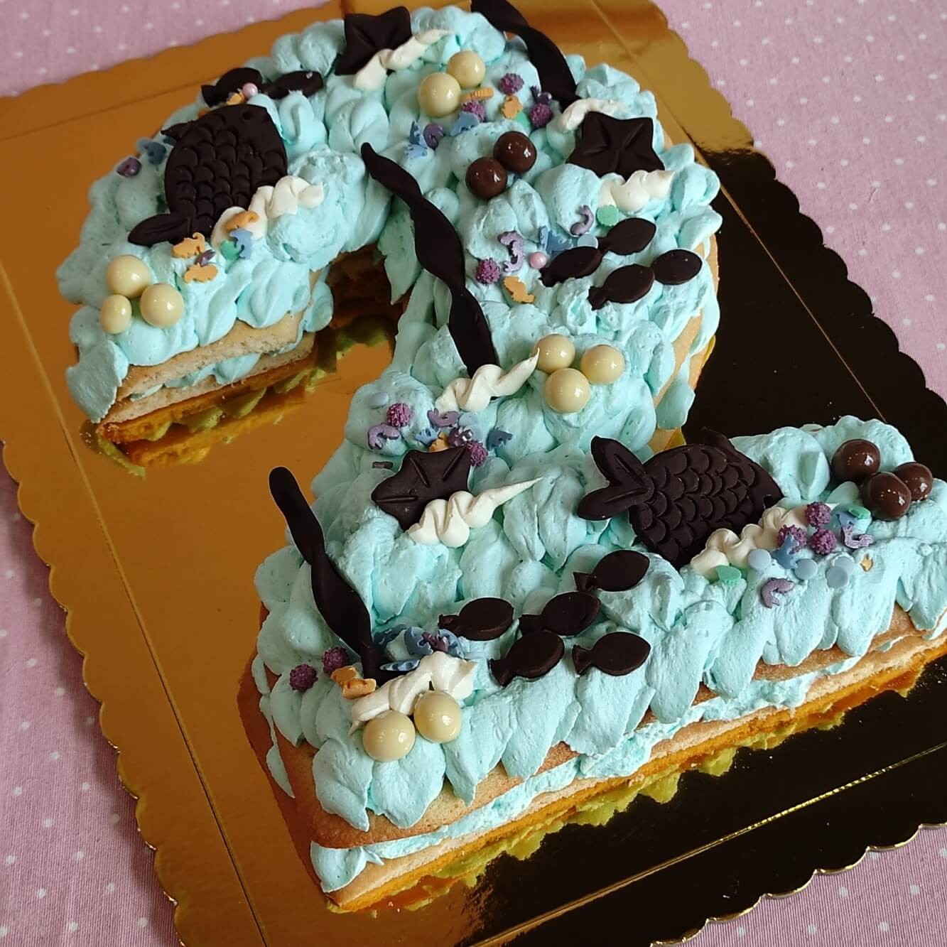 tarta-de-bizcocho-con-chocolates-y-frutos-del-bosque-13.jpg