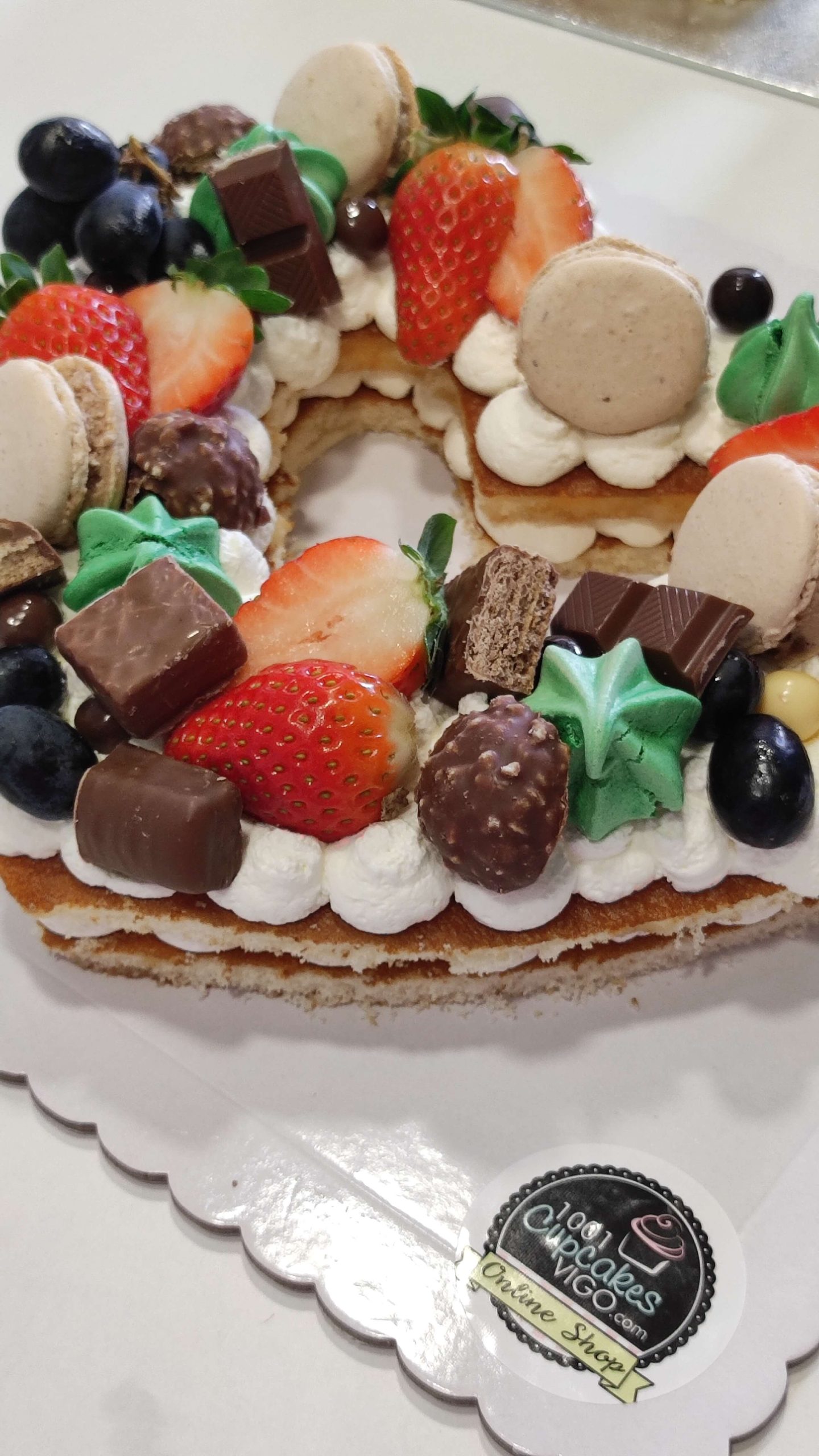 tarta-de-bizcocho-con-chocolates-y-frutos-del-bosque-14.jpg