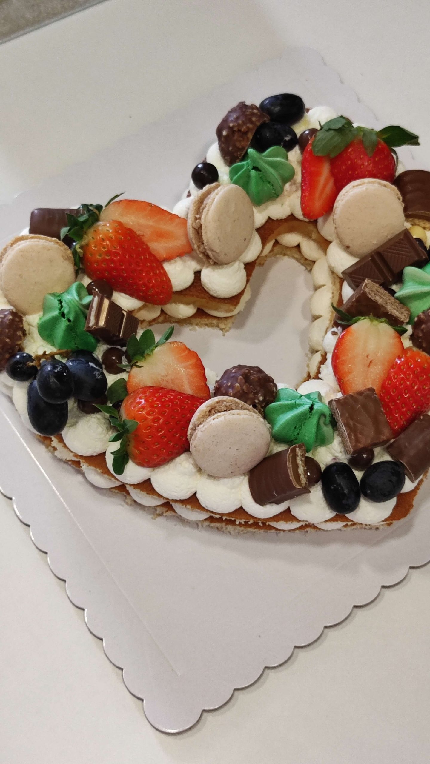 tarta-de-bizcocho-con-chocolates-y-frutos-del-bosque-15.jpg