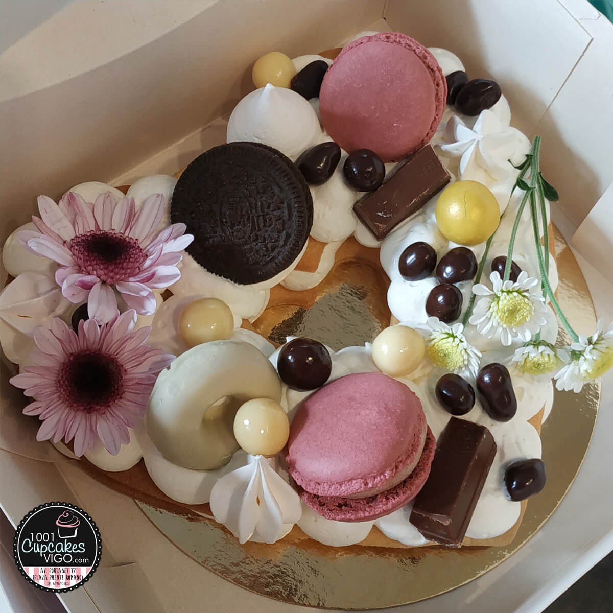 tarta-de-bizcocho-con-chocolates-y-frutos-del-bosque-2.jpg
