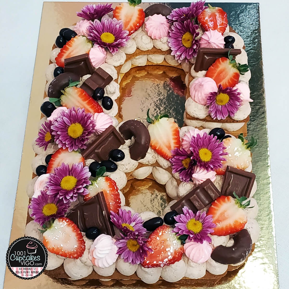 tarta-de-bizcocho-con-chocolates-y-frutos-del-bosque-6.jpg