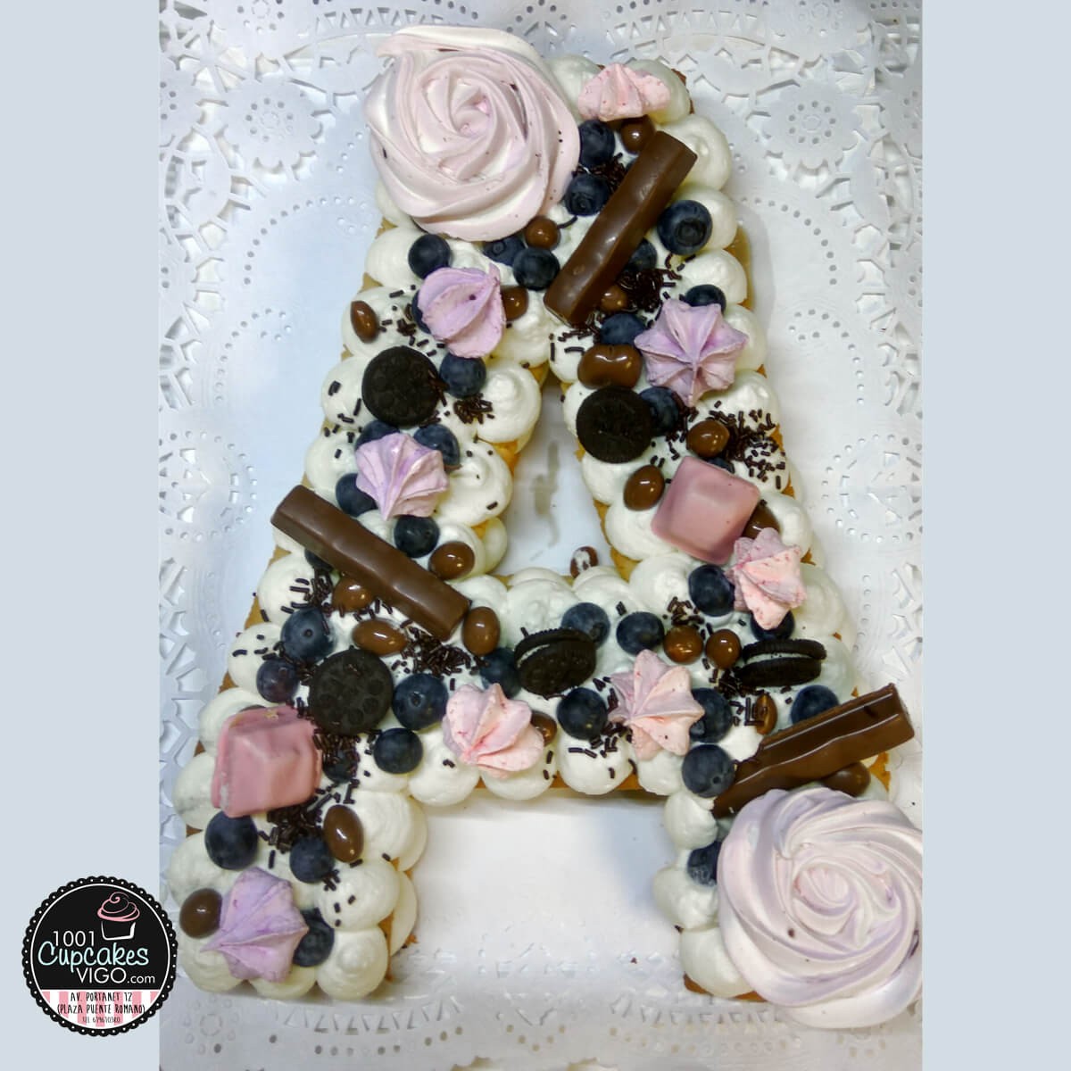 tarta-de-bizcocho-con-chocolates-y-frutos-del-bosque-8.jpg