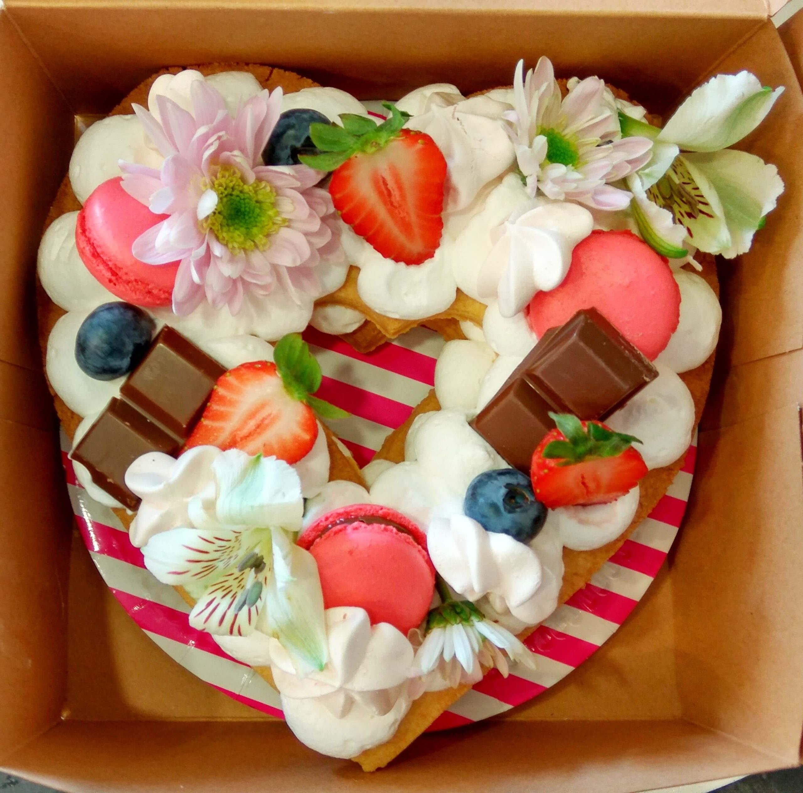 tarta-de-bizcocho-con-chocolates-y-frutos-del-bosque.jpg